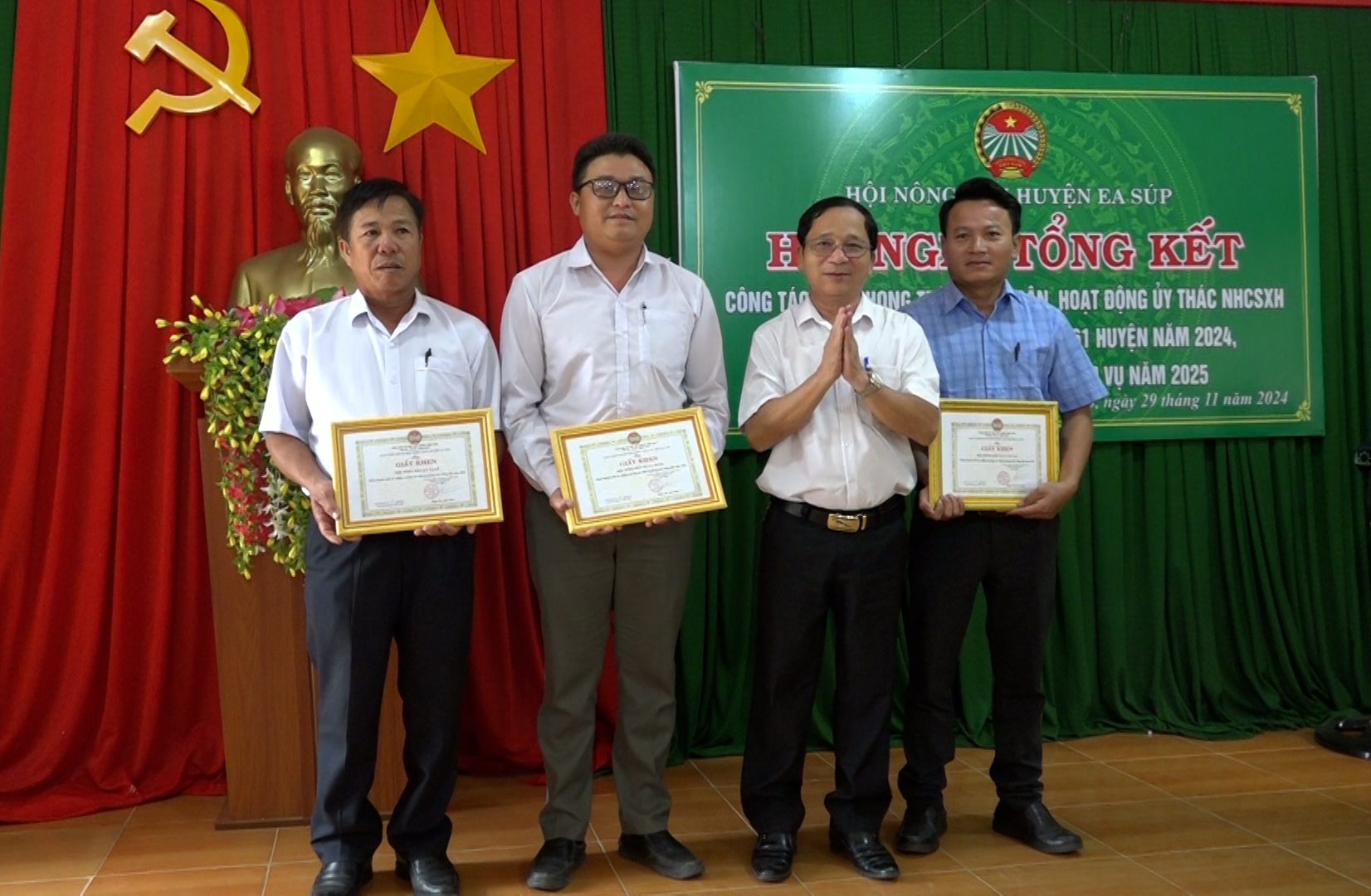 ông tuyên khen tập thể xuất sắc trong công tác hội